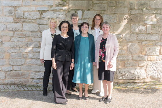 Mitglieder des Kirchengemeinderats - Ina Poppe, Pfarrerin Marilia Camargo, Birgit Link, Irmgard Böhler, Andrea Rith, Renate Röslen, Kirchenpflegerin Edith Wild fehlt (v.l.n.r.)