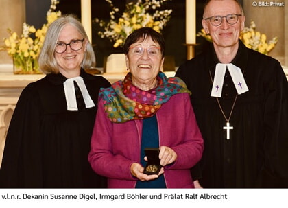 Irmgard B&ouml;hler f&uuml;r ihr "Unfassbares ehrenamtliches Engagement" mit der Silbernen Brenz Medaille der Landeskirche ausgezeichnet. F&uuml;r weiter Infos bitte anklicken.